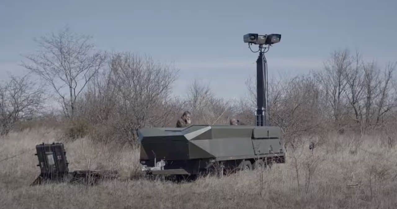 Mobile ground-surveillance system with an elevated sensor mast operating in the field.